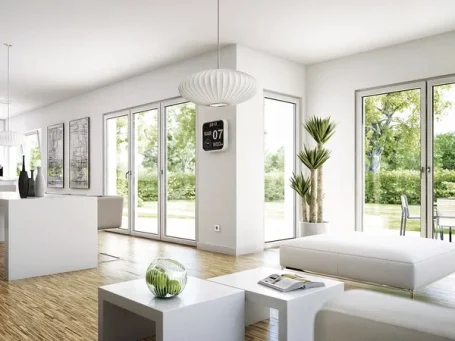 Helles, modernes Wohnzimmer mit großen Fenstern, Pflanzen und minimalistischer Einrichtung.