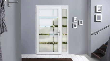 Weißes Fensterglas mit Ausblick auf einen Garten, umgeben von einer grauen Wand.